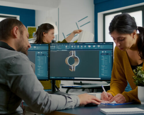 Engenheiros trabalhando em projetos industriais