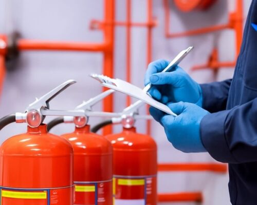 Engenheiro vistoriando sistema de combate a incêndio em ambiente industrial para elaboração de projeto técnico e emissão de AVCB e CLCB conforme normas do Corpo de Bombeiros.